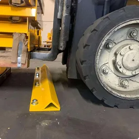 Rhino Rails RR-RP-42WS-HD Forklift Wheel Stops - 6 - Photo Rhino Rails RR-RP-42WS-HD Forklift Wheel Stops - 6